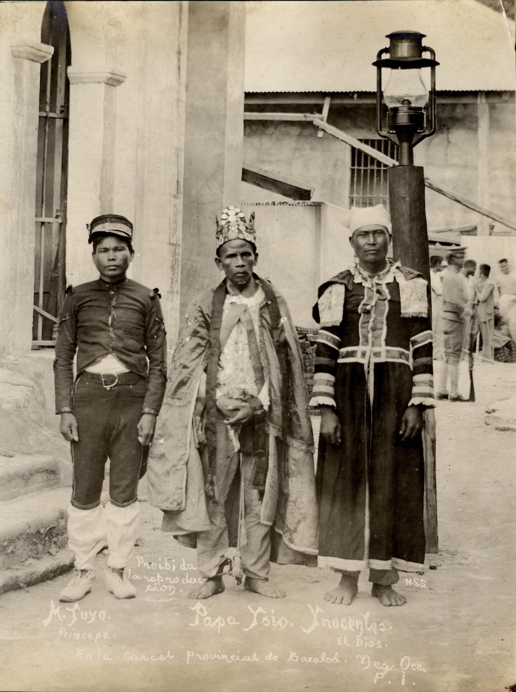 'Papa Isio' (Dionisio Magbuelas), with two followers in a prison in Bacolod City in 1907. Isio was a religious leader who led anti-colonial uprisings in Negros in 1896. He became the military chief of the municipality of La Castellana under the Cantonal Government of Negros in November 1898. He also fought the American colonizers in 1899-1907. He surrendered on August 6, 1907, and died at the Manila Bilibid Prison in 1911) Papa Isio